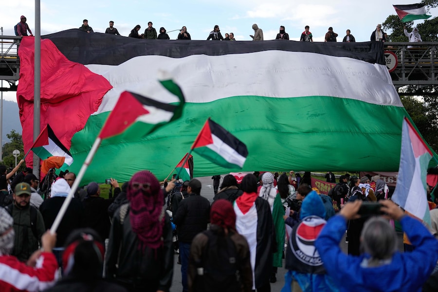 Mercoledì 7 ottobre 2026, a Bogotà, in Colombia, alcuni manifestanti filopalestinesi si sono radunati davanti all’Ambasciata di Israele per esprimere solidarietà al popolo palestinese che vive a Gaza. (AP Photo/Fernando Vergara) (APN)