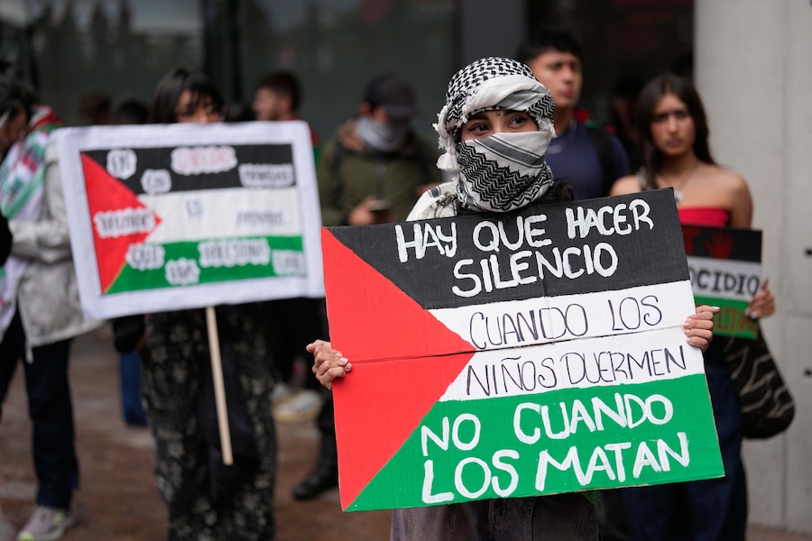 Mercoledì 7 ottobre 2026, a Bogotà, in Colombia, alcuni manifestanti filopalestinesi si sono radunati davanti all’Ambasciata di Israele per esprimere solidarietà al popolo palestinese che vive a Gaza. (AP Photo/Fernando Vergara) (APN)