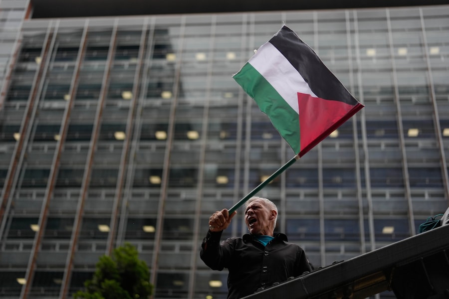 Un manifestante filopalestinese protesta davanti all’Ambasciata di Israele per esprimere solidarietà al popolo palestinese che vive a Gaza, mercoledì 7 ottobre 2026, a Bogotà, in Colombia. (AP Photo/Fernando Vergara) (APN)