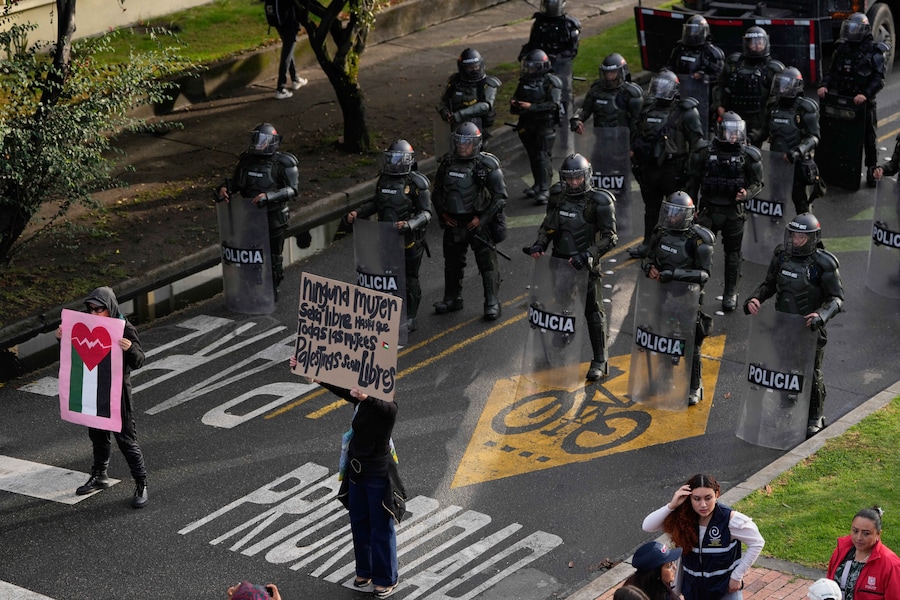 Manifestanti filopalestinesi protestano per esprimere solidarietà al popolo palestinese che vive a Gaza, mercoledì 7 ottobre 2026, a Bogotà, in Colombia. (AP Photo/Fernando Vergara) (APN)