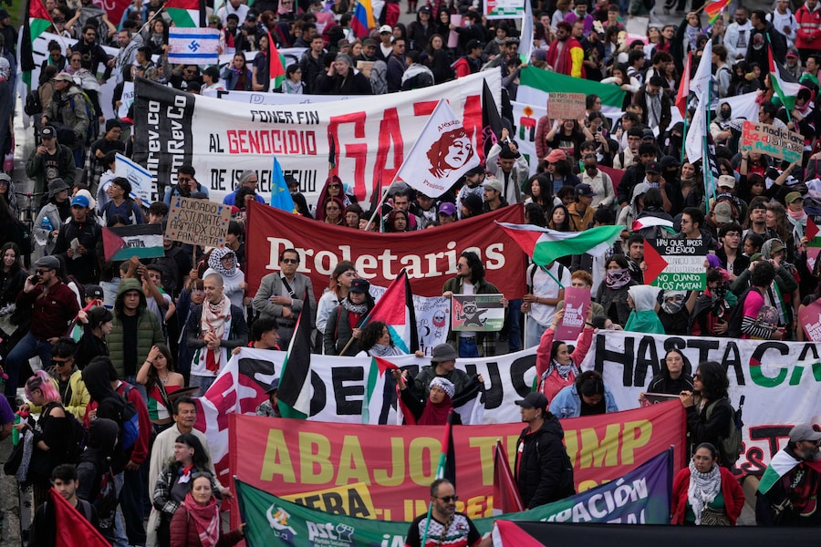 Manifestanti filopalestinesi protestano per esprimere solidarietà al popolo palestinese che vive a Gaza, mercoledì 7 ottobre 2026, a Bogotà, in Colombia. (AP Photo/Fernando Vergara) (APN)