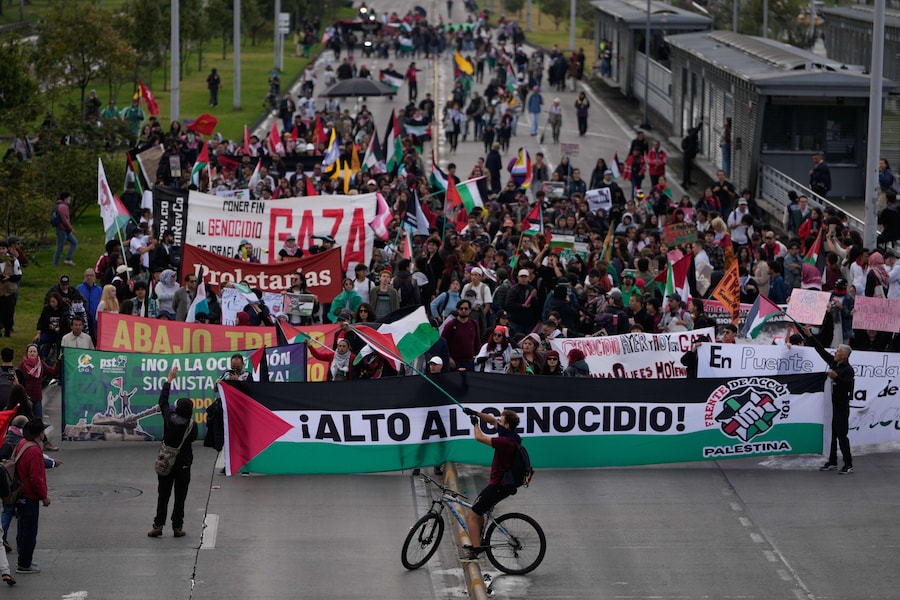 Manifestanti filopalestinesi protestano per esprimere solidarietà al popolo palestinese che vive a Gaza, mercoledì 7 ottobre 2026, a Bogotà, in Colombia. (AP Photo/Fernando Vergara) (APN)