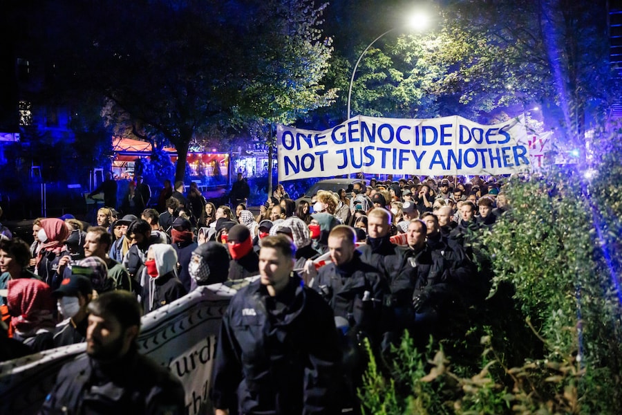 Manifestanti con striscioni durante una manifestazione a Berlino, in Germania, il 7 ottobre 2026. La manifestazione si è svolta all’insegna dello slogan “Abbasso il colonialismo!”. EPA/CLEMENS BILAN (EPA)