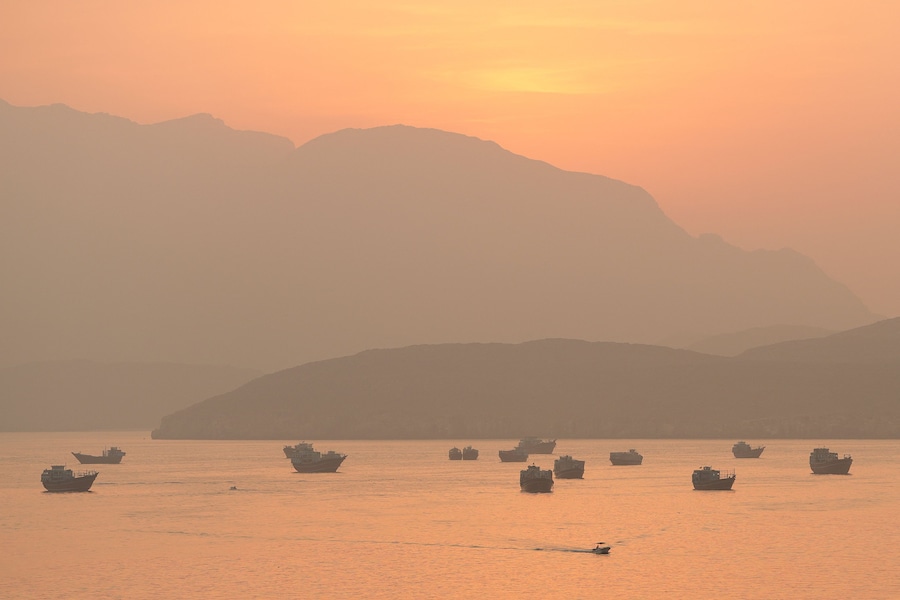 Navi nello Stretto di Hormuz, viste da Musandam, Oman (REUTERS)