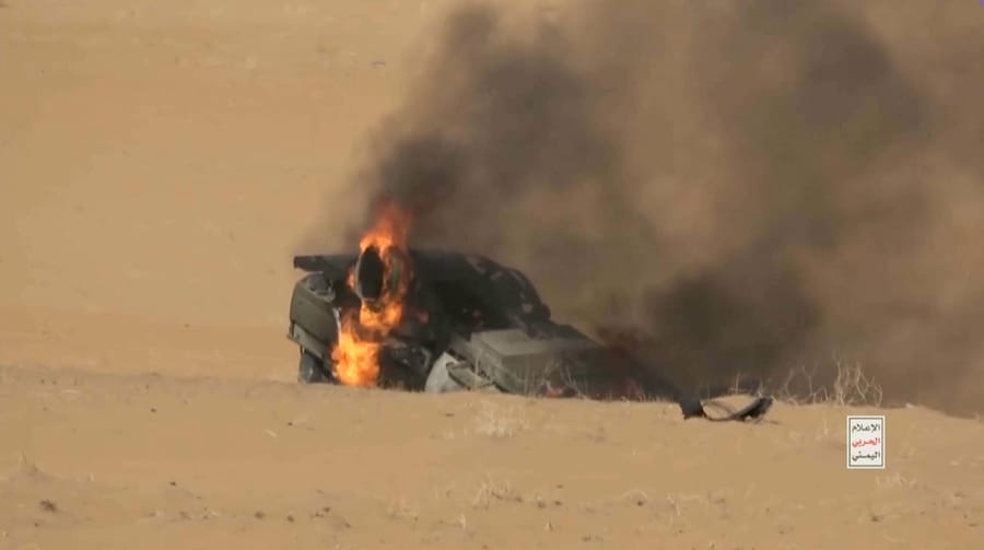 Un veicolo è in fiamme in una località indicata come la provincia di Marib, nello Yemen, dopo quello che i media militari houthi hanno definito un attacco contro veicoli blindati delle forze governative (via REUTERS)