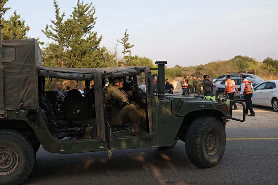 Membri delle forze di sicurezza e del personale medico israeliani sul luogo dell’incidente che ha causato numerose vittime a seguito di un’esplosione durante una gita scolastica sulla cresta di Ramim, vicino al confine israelo-libanese, nel nord di Israele. (EPA)