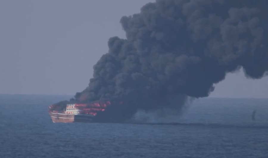 Il fumo si alza da un’imbarcazione in fiamme, in seguito a quello che il Comando Centrale degli Stati Uniti ha definito un attacco contro un dhow affiliato all’Iran, in una località indicata come il Golfo di Oman (via REUTERS)