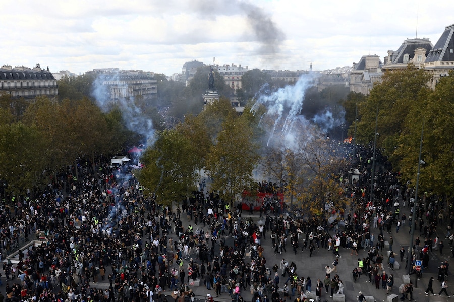 Panoramica di Place de la République mentre i manifestanti avanzano tra i gas lacrimogeni nel corso degli scontri con la polizia antisommossa francese durante una manifestazione contro il caro vita e l’aumento dei prezzi del carburante a Place de la République a Parigi (Reuters)