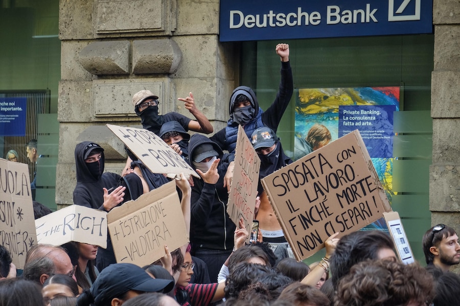 Disordini tafferugli e cariche della Polizia durante la manifestazione Italia in Piazza, Milano, 17 Ottobre 2026. (ANSA)