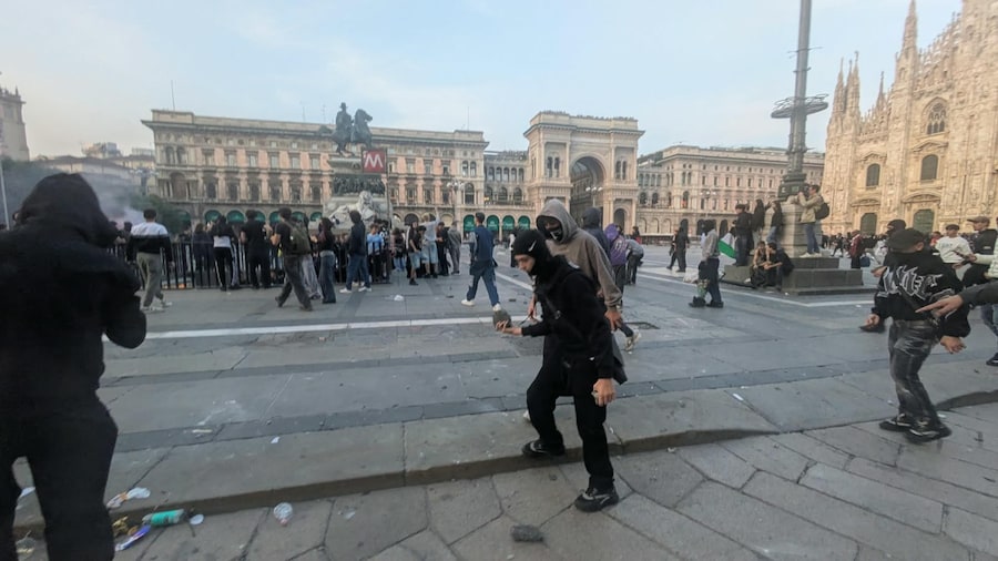 Momenti di tensione, in centro a Milano, tra via San Prospero e piazza Cordusio (Ansa)