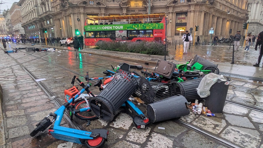 I negozi Levi's e Under Armour in Via Orefici, vicino a Cordusio, sempre nella zona di Piazza Duomo, sono stati saccheggiati durante le tensioni nel centro di Milano, dove i manifestanti continuano a danneggiare vetrine e locali, Milano, 18 ottobre 2026. (Ansa)
