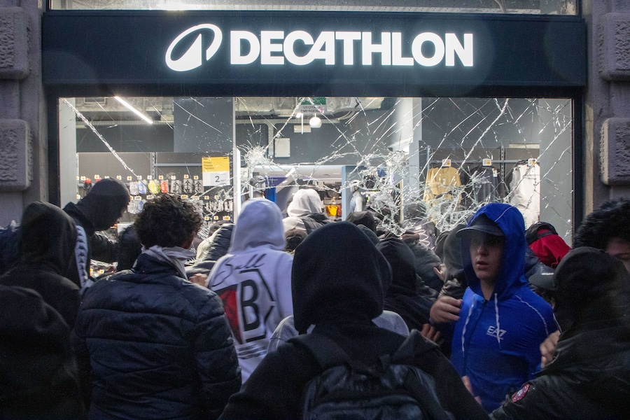 Saccheggio del negozio Decathlon a Milano (Italy) (Lapresse)