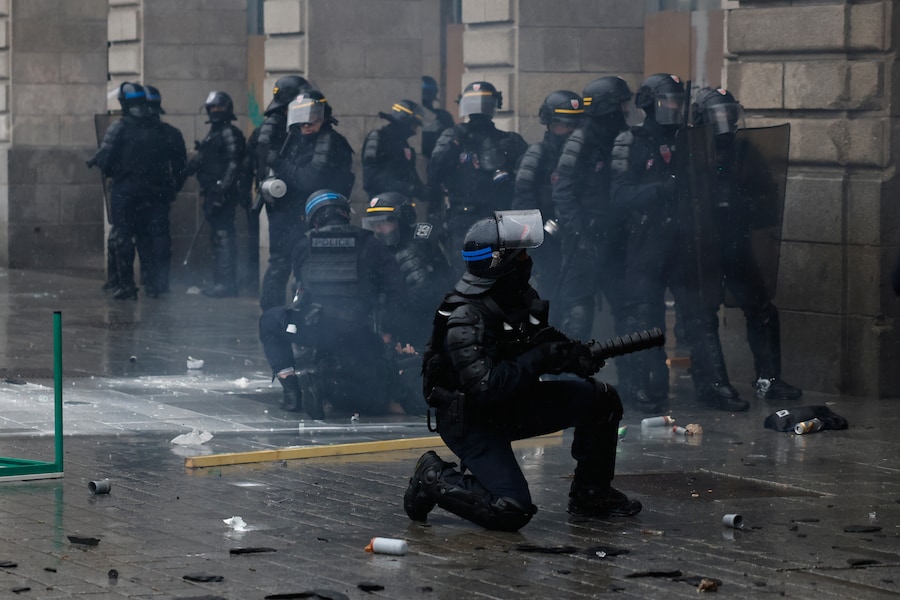 Un agente di polizia lancia una granata lacrimogena contro alcuni manifestanti al termine di una manifestazione contro l’aumento del costo della vita a Rennes, in Francia, sabato 24 ottobre 2026. (AP Photo/Jeremias Gonzalez) Associated Press / LaPresse Solo Italia e Spagna (APN)