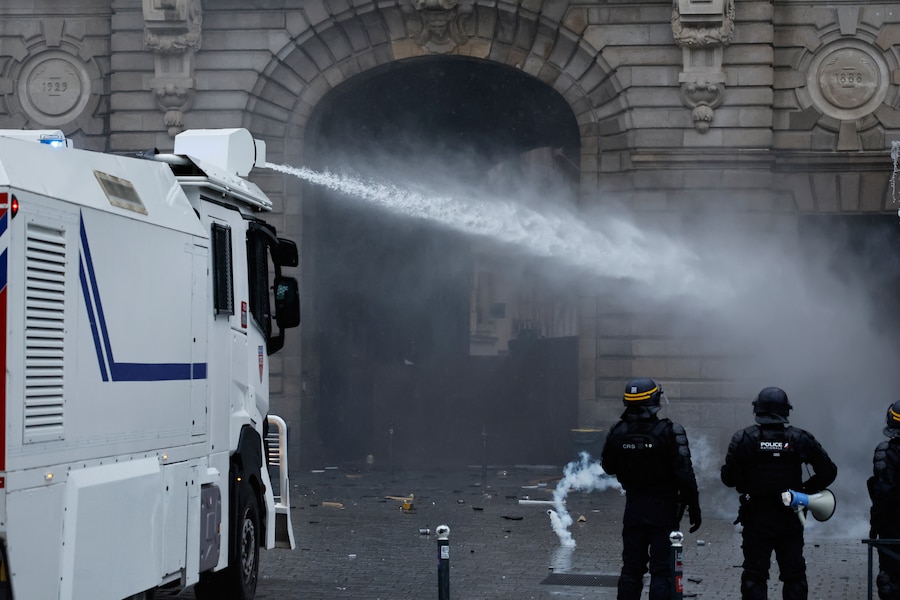 La polizia ricorre a un idrante dopo una manifestazione contro l'aumento del costo della vita a Rennes, in Francia, sabato 24 ottobre 2026. (AP Photo/Jeremias Gonzalez) Associated Press / LaPresse Solo Italia e Spagna (APN)