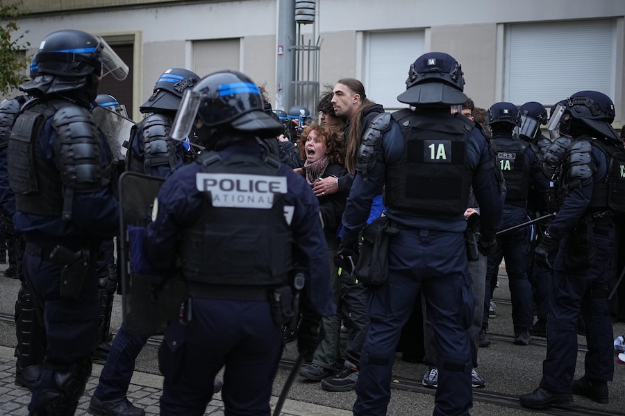 Un manifestante urla contro gli agenti di polizia durante una manifestazione contro l'aumento del costo della vita a Lione, in Francia, sabato 24 ottobre 2026. (AP Photo/Laurent Cipriani) Associated Press / LaPresse Solo Italia e Spagna (APN)