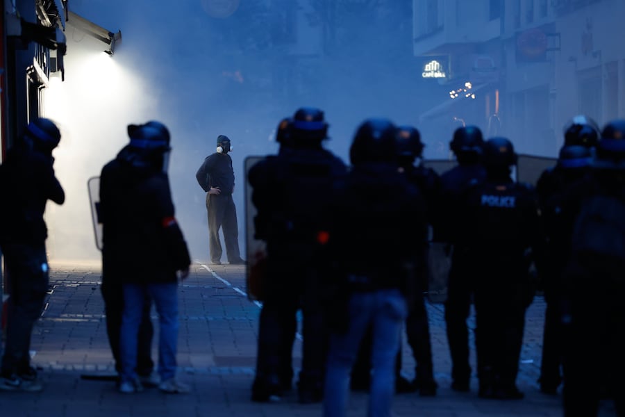La polizia affronta un manifestante durante una manifestazione contro l'aumento del costo della vita a Strasburgo, in Francia, sabato 24 ottobre 2026. (AP Photo/Jean-Francois Badias) Associated Press / LaPresse Solo Italia e Spagna (APN)