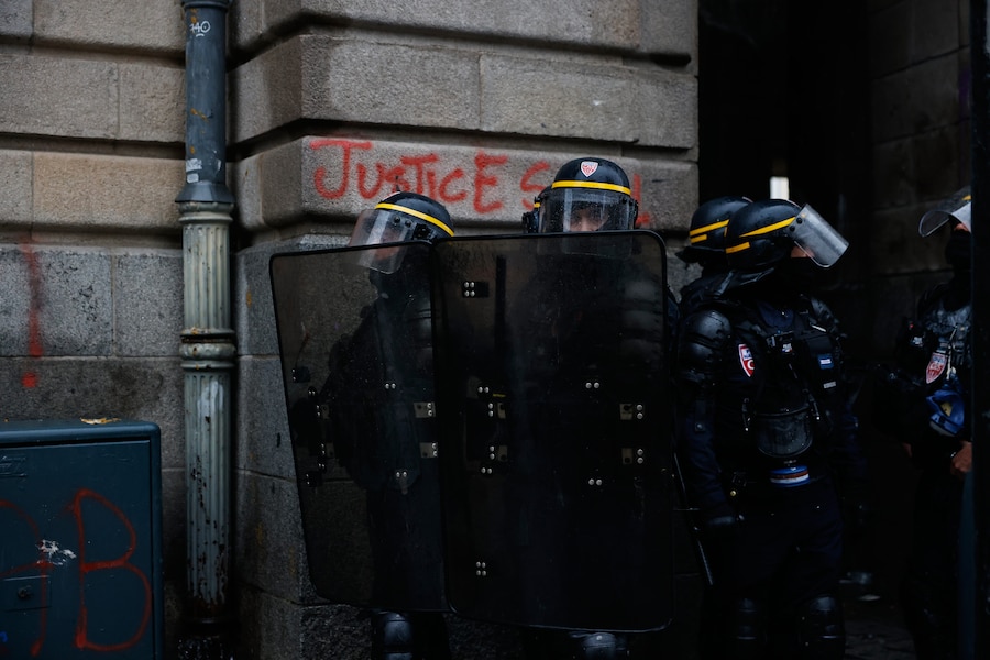 Agenti di polizia in piedi dopo una manifestazione contro l'aumento del costo della vita a Rennes, in Francia, sabato 24 ottobre 2026. (AP Photo/Jeremias Gonzalez) Associated Press / LaPresse Solo Italia e Spagna (APN)