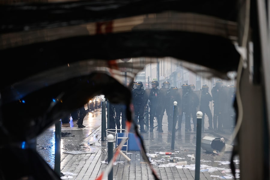 Policemen stand guard after a demonstration against rising living costs in Rennes, France, Saturday, Oct. 24, 2026. (AP Photo/Jeremias Gonzalez) Associated Press / LaPresse Only italy and spain (APN)