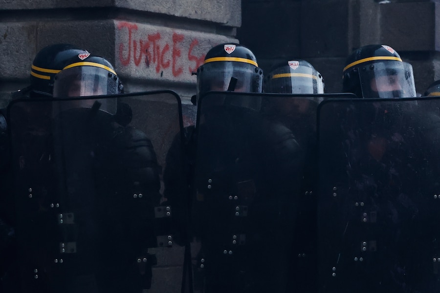 Agenti di polizia montano la guardia dopo una manifestazione contro l'aumento del costo della vita a Rennes, in Francia, sabato 24 ottobre 2026. (AP Photo/Jeremias Gonzalez) Associated Press / LaPresse Solo Italia e Spagna (APN)