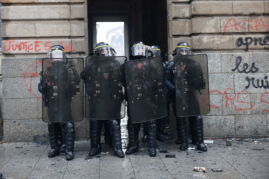 Agenti di polizia montano la guardia dopo una manifestazione contro l'aumento del costo della vita a Rennes, in Francia, sabato 24 ottobre 2026. (AP Photo/Jeremias Gonzalez) Associated Press / LaPresse Solo Italia e Spagna (APN)