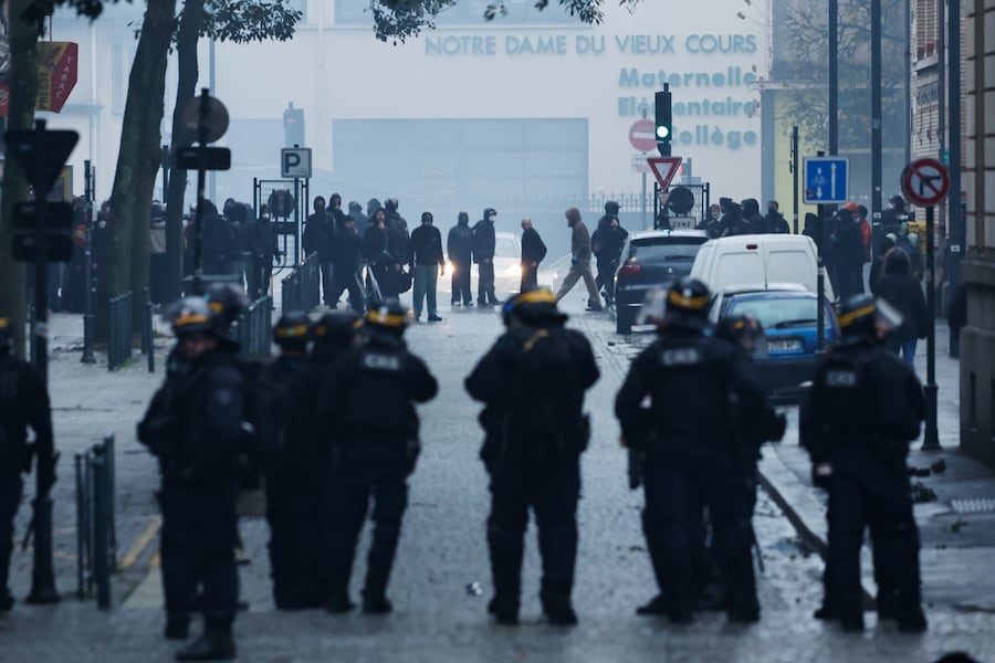 La polizia affronta i manifestanti durante una protesta contro l'aumento del costo della vita a Rennes, in Francia, sabato 24 ottobre 2026. (AP Photo/Jeremias Gonzalez) Associated Press / LaPresse Solo Italia e Spagna (APN)