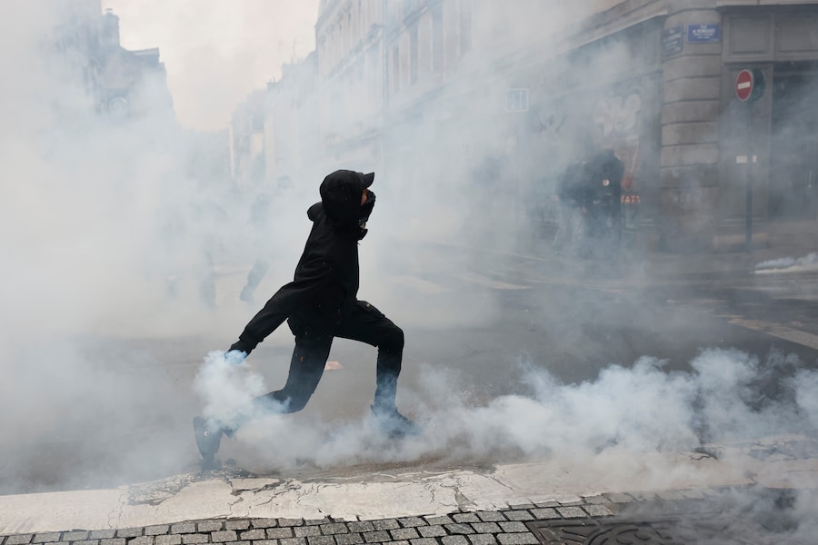 Un manifestante lancia una granata lacrimogena contro la polizia al termine di una manifestazione contro l’aumento del costo della vita a Rennes, in Francia, sabato 24 ottobre 2026. (AP Photo/Jeremias Gonzalez) Associated Press / LaPresse Solo Italia e Spagna (APN)