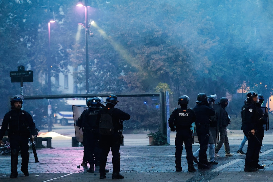 Agenti di polizia montano la guardia dopo una manifestazione contro l'aumento del costo della vita a Strasburgo, in Francia, sabato 24 ottobre 2026. (AP Photo/Jean-Francois Badias) Associated Press / LaPresse Solo Italia e Spagna (APN)