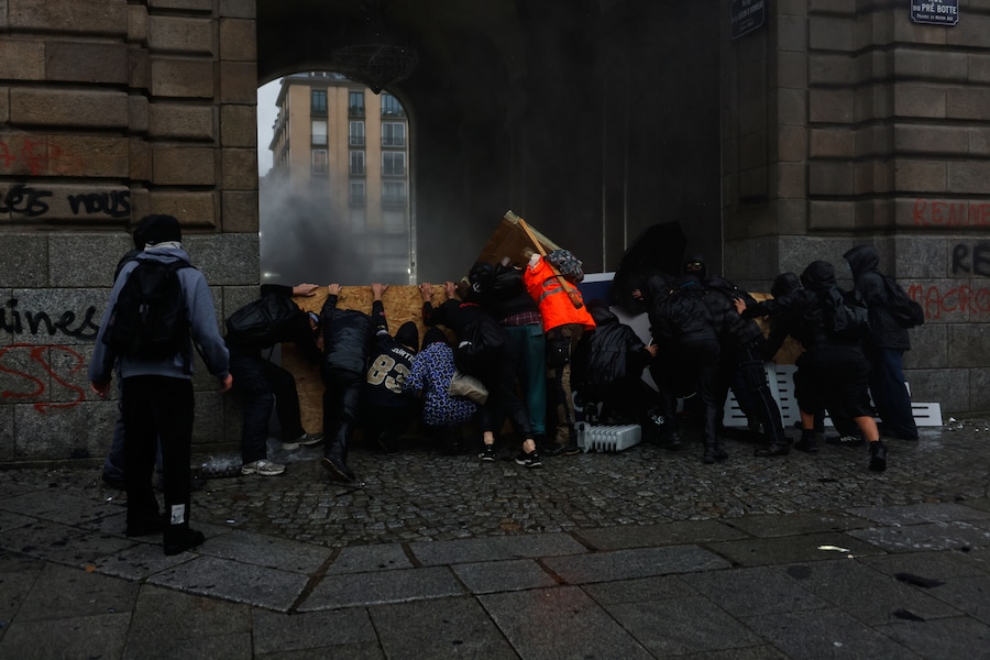 I manifestanti si riparano dietro una barricata durante una manifestazione contro l'aumento del costo della vita a Rennes, in Francia, sabato 24 ottobre 2026. (AP Photo/Jeremias Gonzalez) Associated Press / LaPresse Solo Italia e Spagna (APN)