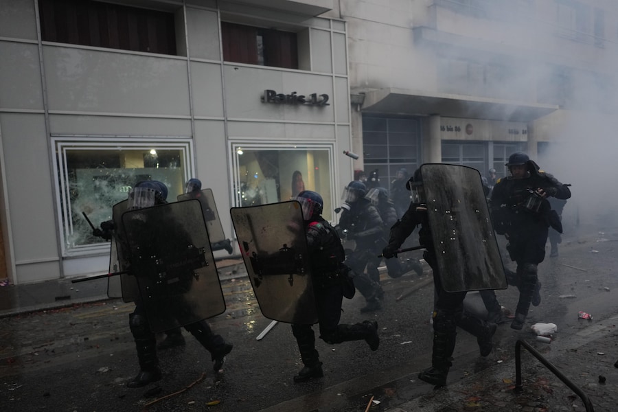 Gli agenti di polizia corrono verso i manifestanti al termine di una manifestazione contro l’aumento del costo della vita a Parigi, sabato 24 ottobre 2026. (AP Photo/Thibault Camus) Associated Press / LaPresse Solo Italia e Spagna (APN)