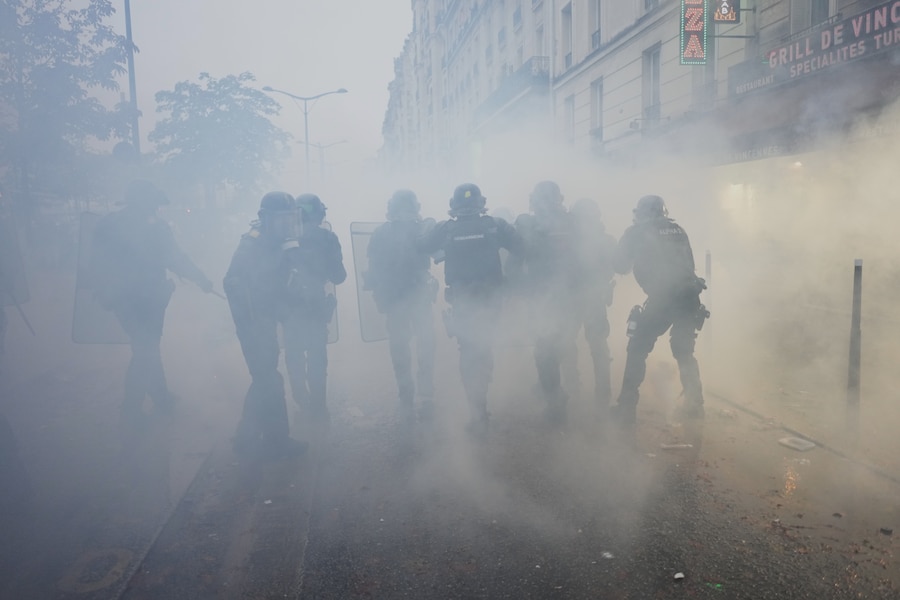 Agenti di polizia corrono verso i manifestanti durante una manifestazione contro l'aumento del costo della vita a Parigi, sabato 24 ottobre 2026. (AP Photo/Thibault Camus) Associated Press / LaPresse Solo Italia e Spagna (APN)