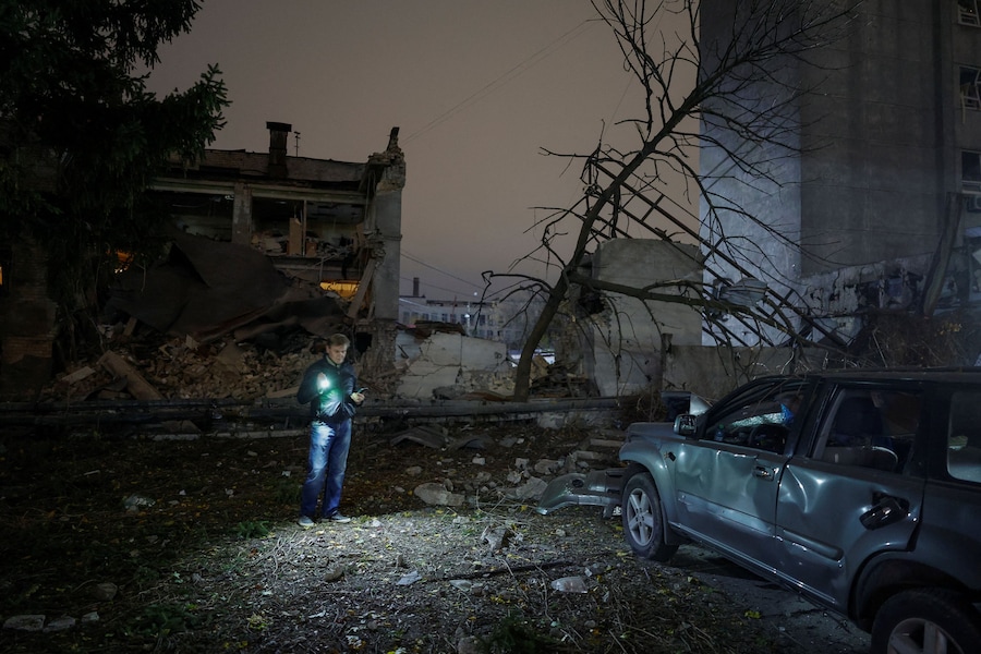 A resident walks at the site of a food production facility hit by a Russian missile strike, amid Russia's attack on Ukraine, in Kyiv, Ukraine, October 27, 2026. REUTERS/Valentyn Ogirenko (REUTERS)