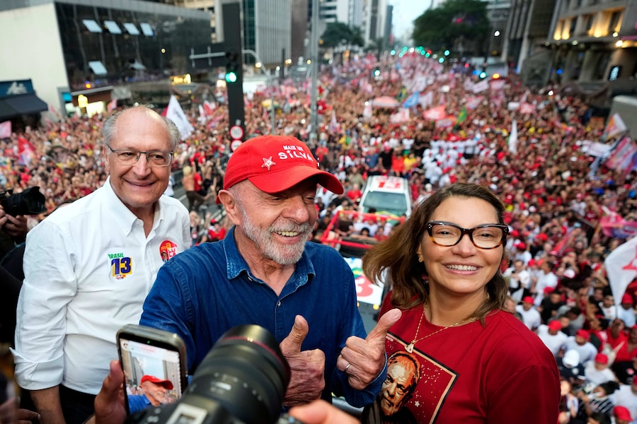 Il presidente brasiliano Luiz Inácio Lula da Silva, al centro, candidato alla rielezione, mostra entrambi i pollici in su insieme alla moglie, la first lady Rosangela da Silva, e al suo vice Geraldo Alckmin al termine del suo ultimo comizio elettorale, alla vigilia del ballottaggio delle elezioni presidenziali a San Paolo, in Brasile, sabato 24 ottobre 2026. (AP Photo/Natacha Pisarenko) Associated Press / LaPresse Solo Italia e Spagna (APN)