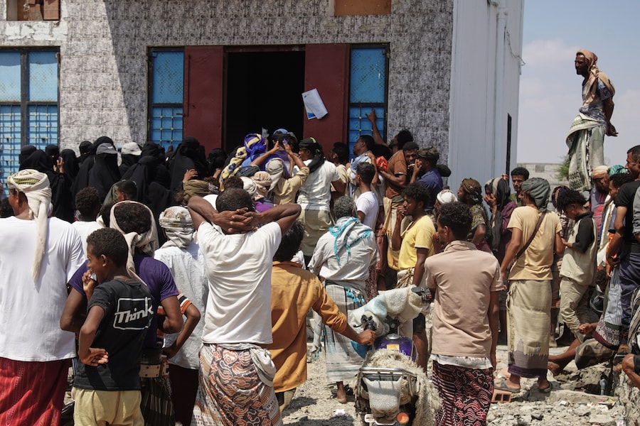 Gli yemeniti sfollati a causa dei combattimenti a Taiz si riuniscono per ricevere aiuti alimentari nella zona di Salah al-Din, alla periferia di Aden, nello Yemen, domenica 25 ottobre 2026. (Foto AP/Abdulnasser Alseddik) (APN)