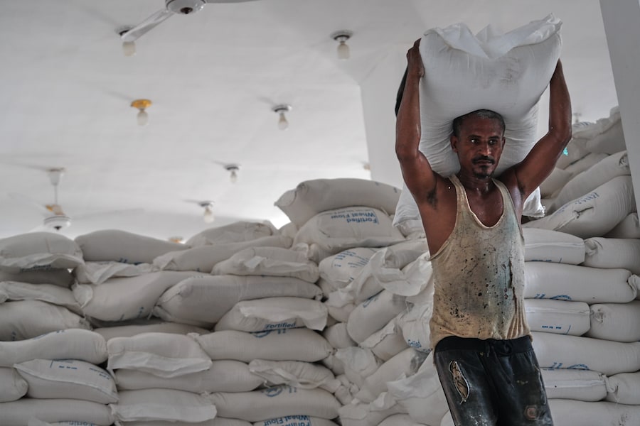 Un uomo yemenita sfollato trasporta un sacco di farina in un magazzino di aiuti alimentari nella zona di Salah al-Din, alla periferia di Aden, nello Yemen, domenica 25 ottobre 2026. (Foto AP/Abdulnasser Alseddik) (APN)