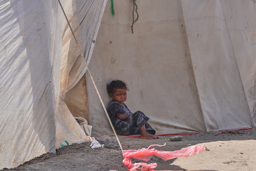 Un bambino yemenita sfollato è seduto fuori da una tenda nel campo profughi di Al-Fardous a Ras Imran, alla periferia di Aden, nello Yemen, domenica 25 ottobre 2026. (Foto AP/Abdulnasser Alseddik) (APN)