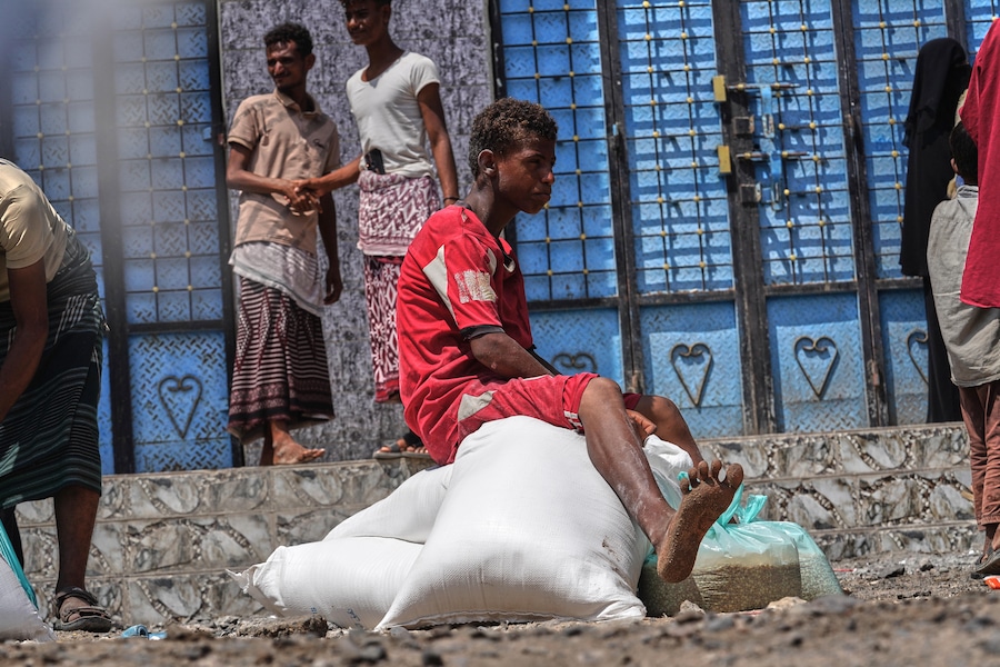 Un ragazzino yemenita sfollato è seduto su dei sacchi di aiuti alimentari nella zona di Salah al-Din, alla periferia di Aden, nello Yemen, domenica 25 ottobre 2026. (Foto AP/Abdulnasser Alseddik) (APN)