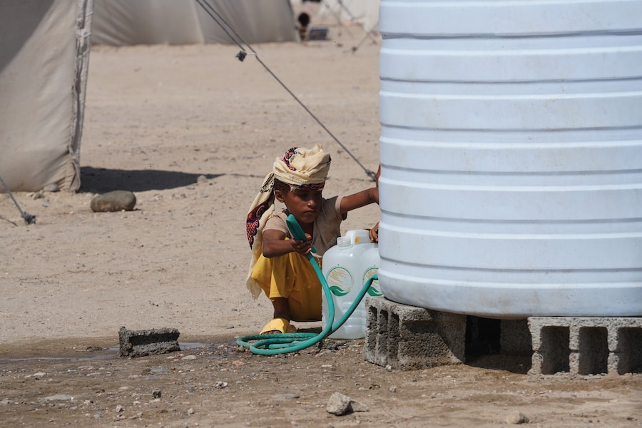 Un ragazzo yemenita sfollato riempie dei contenitori d'acqua da un serbatoio nel campo profughi di Al-Fardous a Ras Imran, alla periferia di Aden, nello Yemen, domenica 25 ottobre 2026. (Foto AP/Abdulnasser Alseddik) (APN)