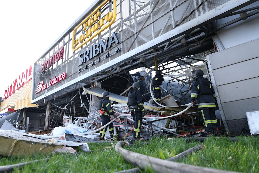 I vigili del fuoco hanno spento un incendio divampato nel centro commerciale City Mall, danneggiato da un attacco russo a Zaporizhzhia (Apn)
