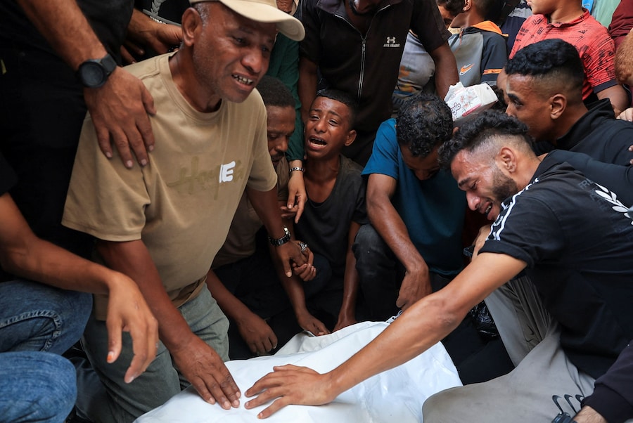 Cerimonia funebre di tre palestinesi uccisi in un attacco israeliano, secondo quanto riferito dal personale medico, all’ospedale Al-Shifa di Gaza City, il 25 ottobre 2026. REUTERS/Dawoud Abu Alkas (REUTERS)