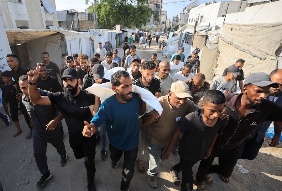 Il 25 ottobre 2026, a Gaza City, i partecipanti al funerale trasportano la salma di uno dei tre palestinesi uccisi in un attacco israeliano, secondo quanto riferito dal personale medico. REUTERS/Dawoud Abu Alkas (REUTERS)
