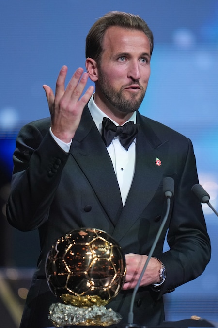 Il calciatore inglese Harry Kane riceve il trofeo come miglior giocatore dell'anno durante la cerimonia del Pallone d'Oro al London Palladium Theatre di Londra, in Inghilterra, lunedì 26 ottobre 2026. (Foto AP/Kin Cheung) (APS)