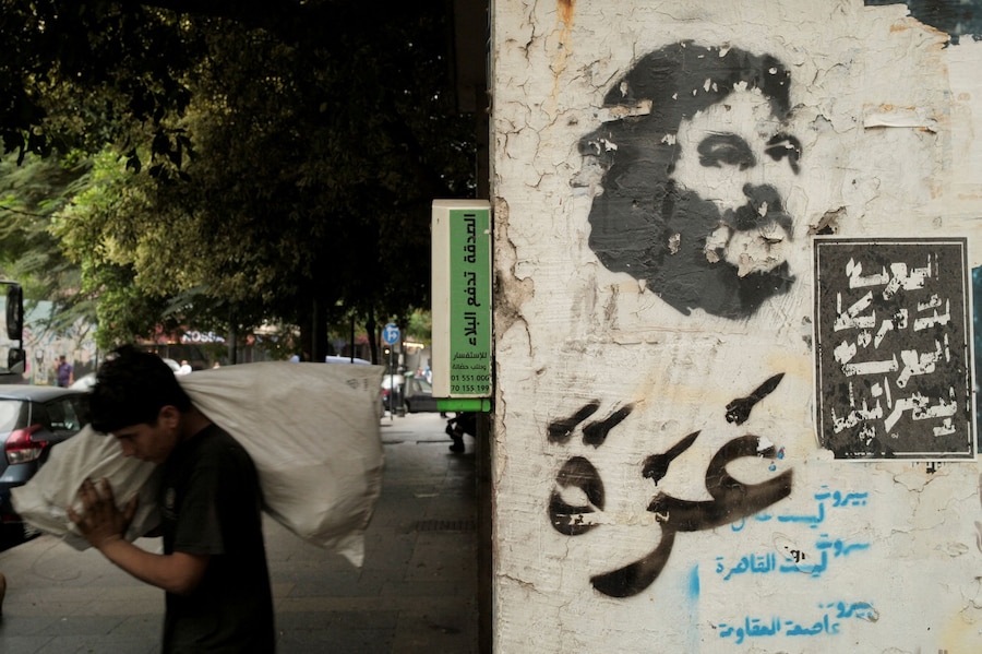 Una persona, con una borsa in mano, passa davanti a un graffito con la scritta "Gaza" in una strada di Beirut, il giorno delle elezioni israeliane, in Libano, il 27 ottobre 2026. REUTERS/Raghed Waked (REUTERS)