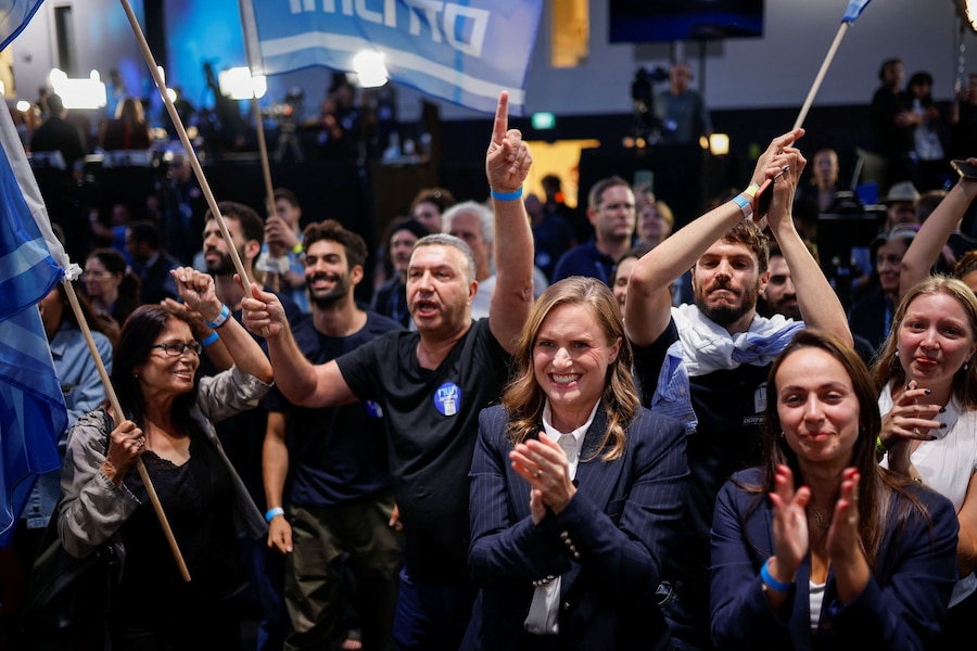 I sostenitori dell'ex capo delle forze armate Gadi Eisenkot, leader del partito Yashar, reagiscono ai risultati degli exit poll presso la sede del partito, la sera delle elezioni nazionali israeliane, a Tel Aviv, Israele, il 27 ottobre 2026. REUTERS/Shir Torem (REUTERS)