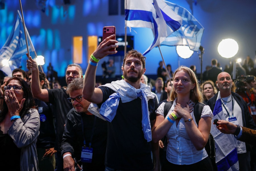 I sostenitori dell'ex capo delle forze armate Gadi Eisenkot, leader del partito Yashar, reagiscono ai risultati degli exit poll presso la sede del partito, la sera delle elezioni nazionali israeliane, a Tel Aviv, Israele, il 27 ottobre 2026. REUTERS/Shir Torem (REUTERS)