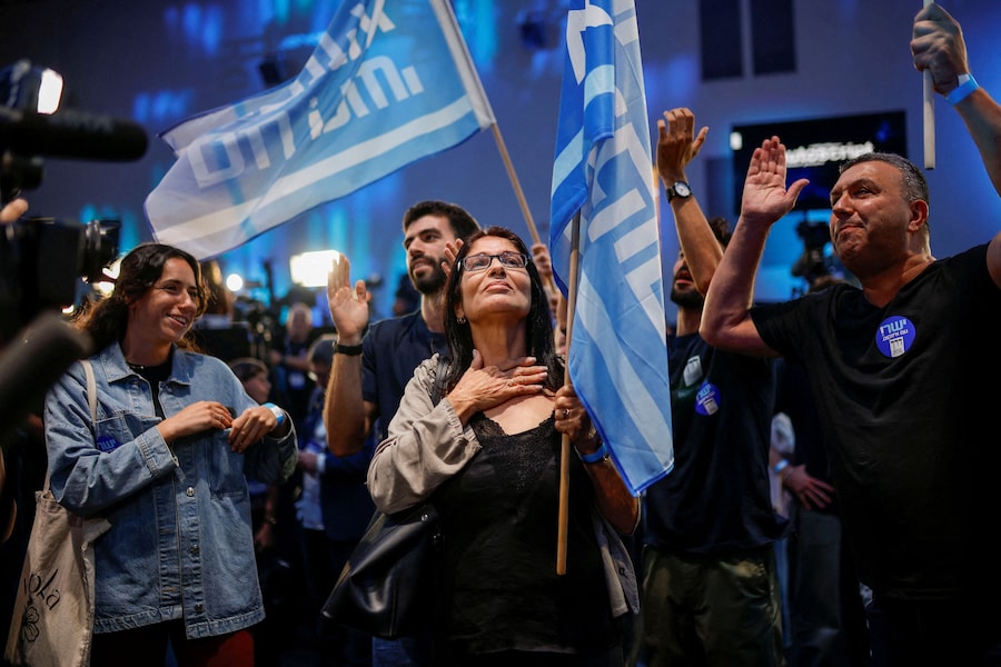 I sostenitori dell’ex capo delle forze armate Gadi Eisenkot, leader del partito Yashar, reagiscono ai risultati degli exit poll presso la sede del partito, la sera delle elezioni nazionali israeliane, a Tel Aviv, Israele, il 27 ottobre 2026. REUTERS/Shir Torem IMMAGINI DEL GIORNO DI TPX (REUTERS)