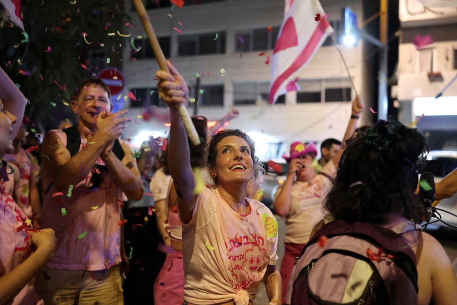 Gli israeliani reagiscono ai risultati degli exit poll durante le elezioni nazionali, a Tel Aviv, Israele, il 27 ottobre 2026. REUTERS/Nir Elias IMMAGINI DEL GIORNO DI TPX (REUTERS)