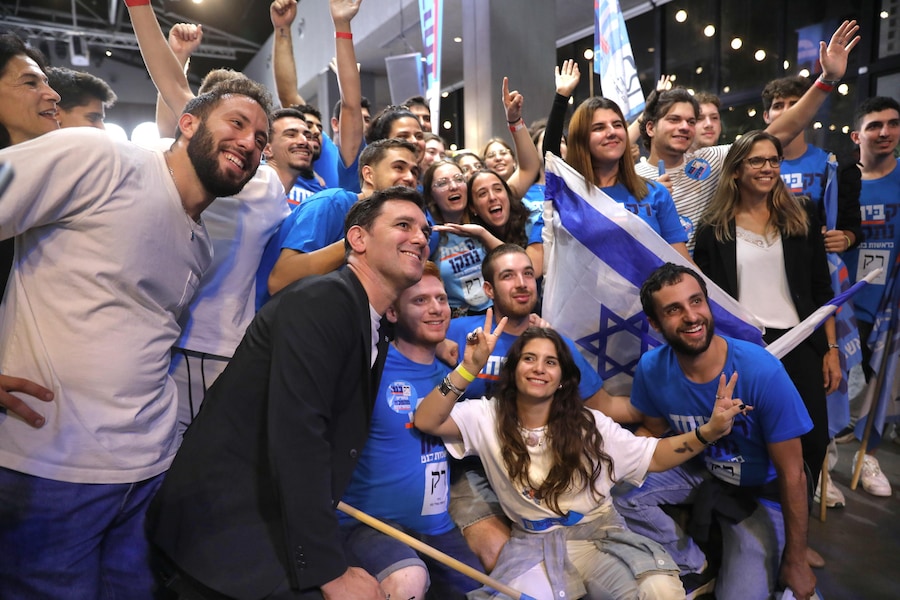 sostenitori di Naftali Bennett e Yair Lapid reagiscono ai risultati degli exit poll a Tel Aviv, Israele, il 27 ottobre 2026. Gli israeliani si sono recati alle urne per le elezioni legislative della 26ª Knesset, il primo voto nazionale dopo l’attacco del 7 ottobre 2023 guidato da Hamas. EPA/Gideon Markwicz (EPA)
