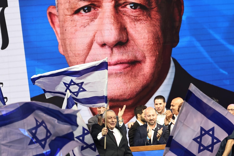 Il leader del partito Yashar ed ex capo delle forze armate israeliane, Gadi Eisenkot, festeggia con i sostenitori i primi risultati elettorali, Tel Aviv, 27 ottobre 2026. Gli israeliani si sono recati alle urne per le prime elezioni nazionali della 26ª Knesset (legislative) dopo l’attacco del 7 ottobre 2023 guidato da Hamas. EPA/ATEF SAFADI (EPA)