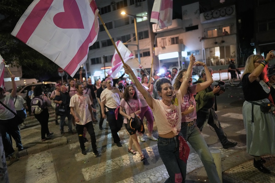 La gente sventola bandiere e esulta per le strade mentre festeggia i primi risultati degli exit poll relativi alle elezioni generali israeliane a Tel Aviv, Israele, martedì 27 ottobre 2026. (Foto AP/Oded Balilty) (APN)