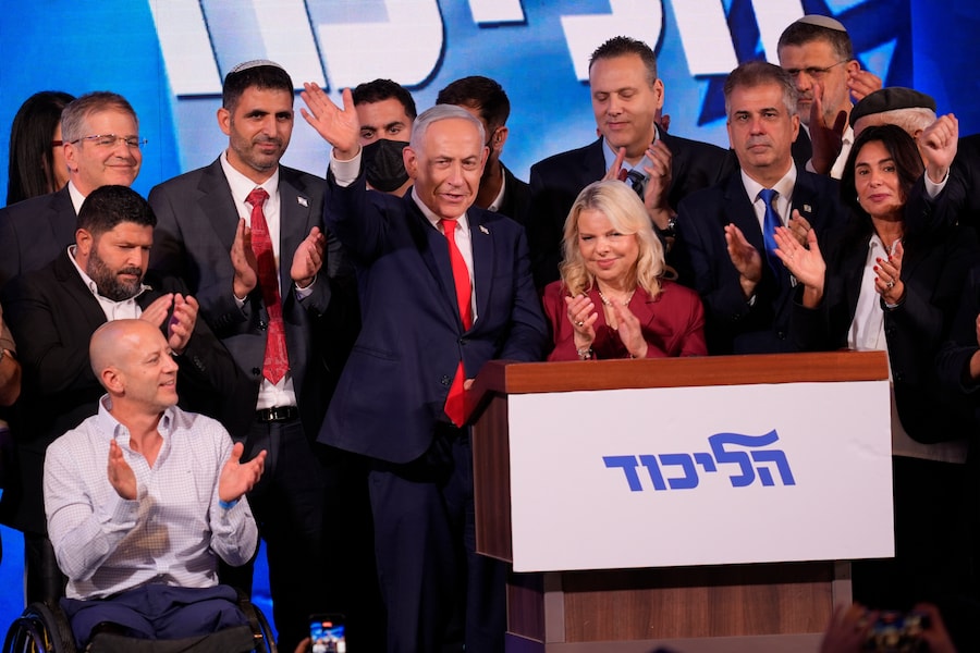 Il primo ministro israeliano Benjamin Netanyahu saluta i sostenitori mentre sua moglie Sara applaude presso la sede del partito Likud a Gerusalemme, dopo la pubblicazione dei primi risultati degli exit poll relativi alle elezioni generali israeliane, mercoledì 28 ottobre 2026. (AP Photo/David Goldman) (APN)